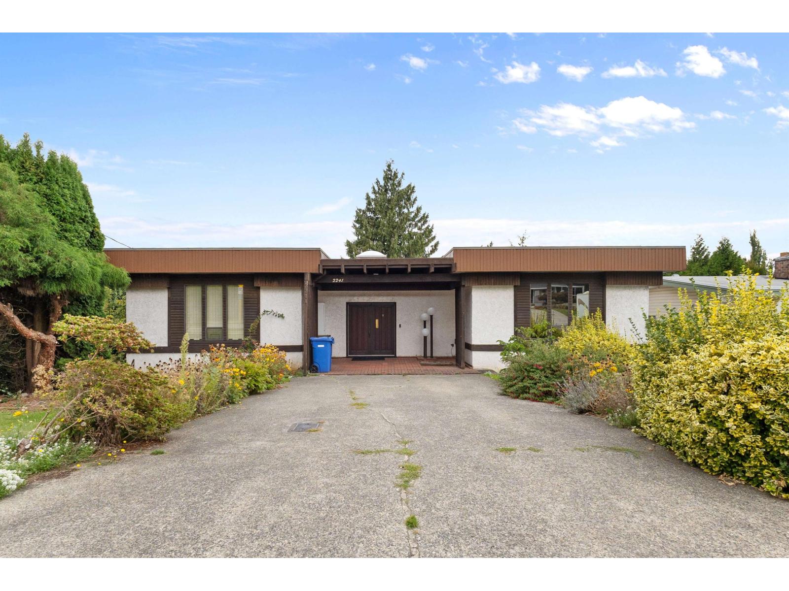 2241 Bevan Cres, Abbotsford, BC V2T 3Z4