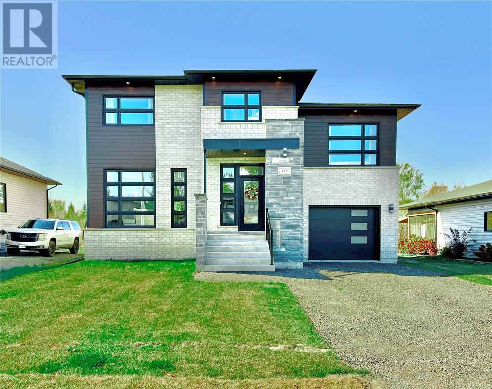 123 Hollybrook Cres, Azilda, ON P0M 1B0