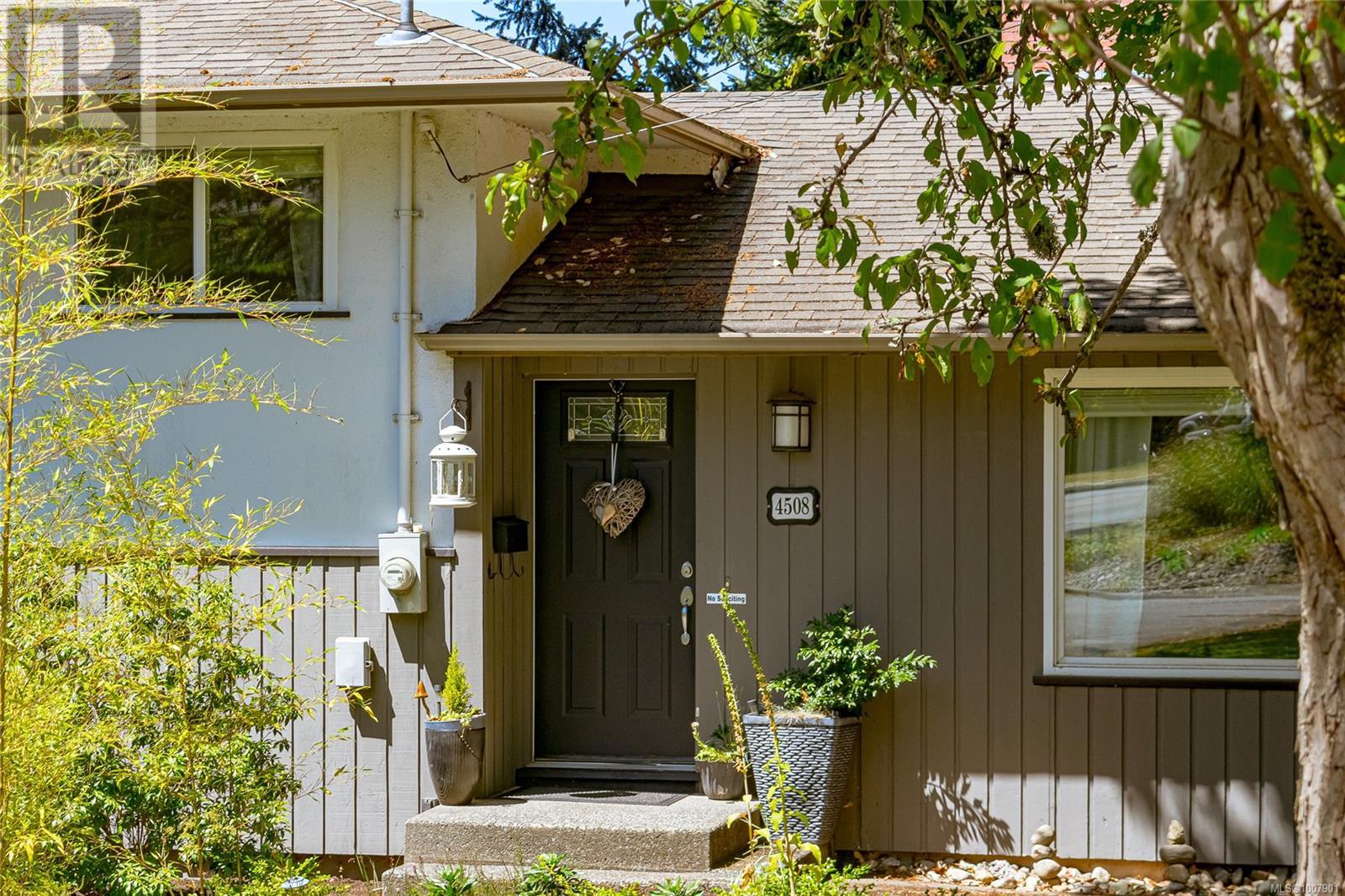 4508 Duart Rd, Saanich, BC V8N 3K2