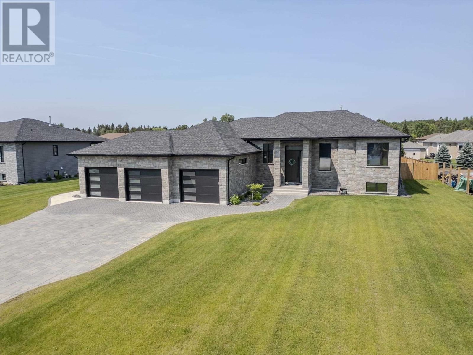 2111 Magnolia Dr, Thunder Bay, ON P7K 0J3