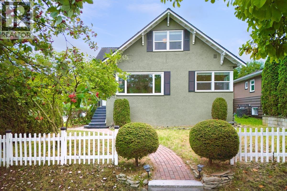 102 Durham St, New Westminster, BC V3L 1X1