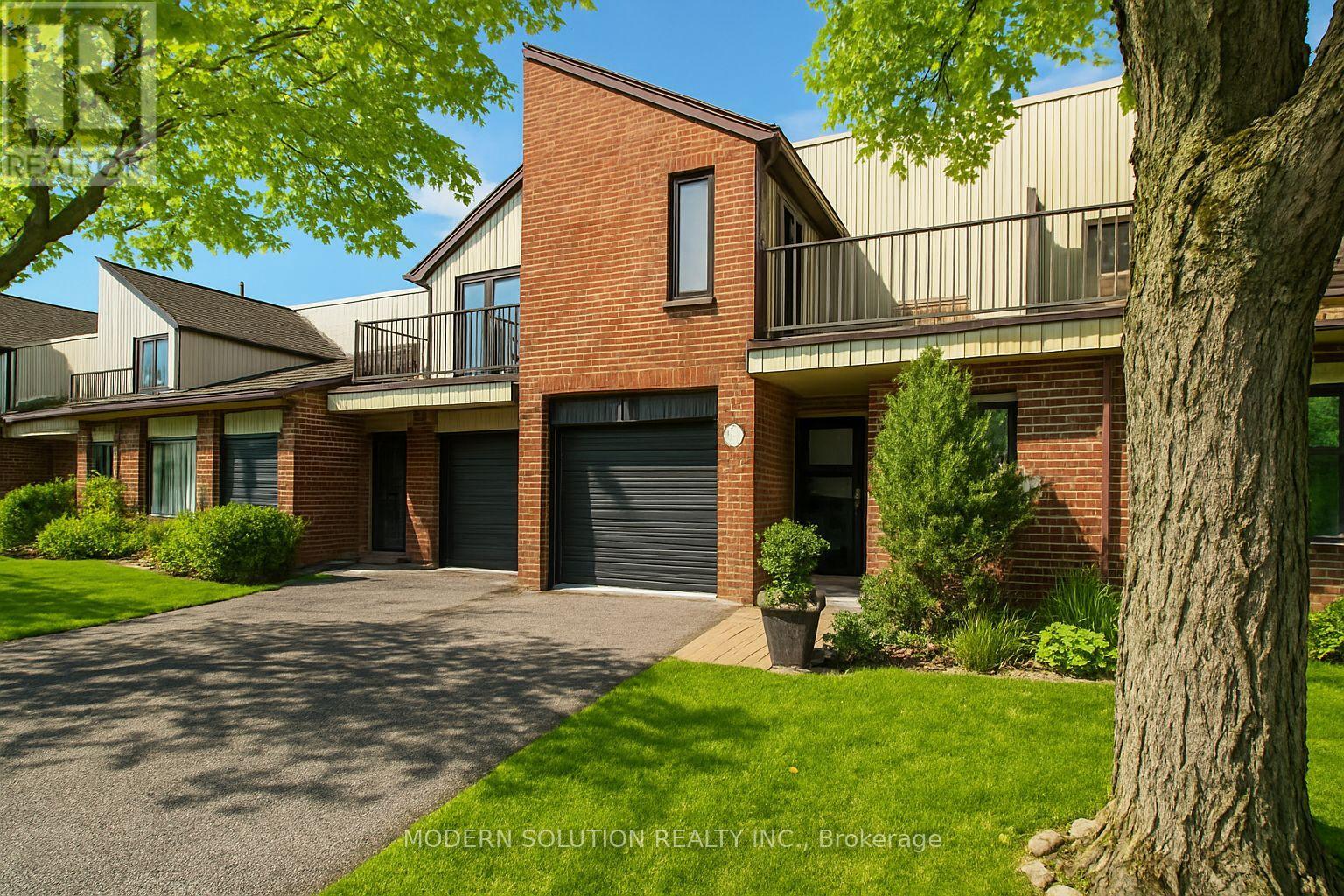 25 1021 Cedarglen Gate, Mississauga, ON L5C 3A7