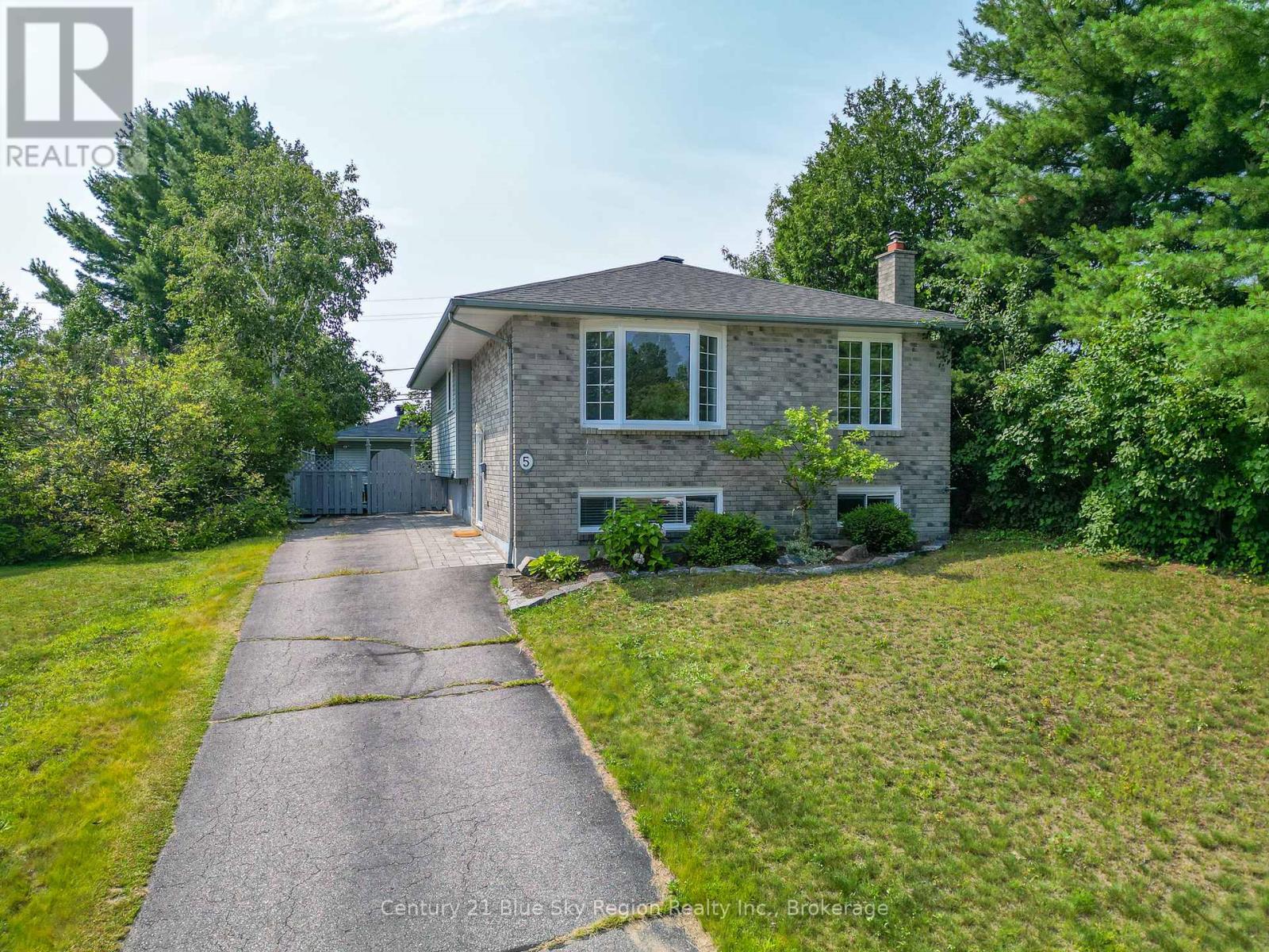 5 Merlin Ave, North Bay, ON P1A 3V6