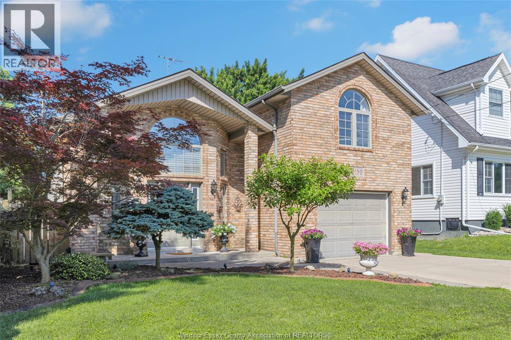 4159 Roseland Dr, Windsor, ON N9G 1Y5