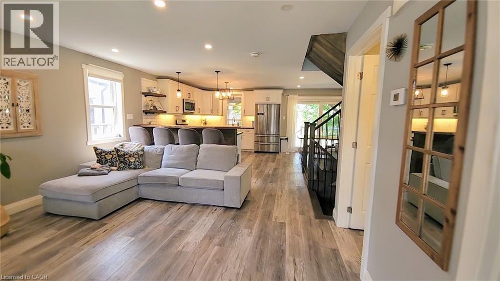 324 E 43rd St, Hamilton, ON L8T 3C7