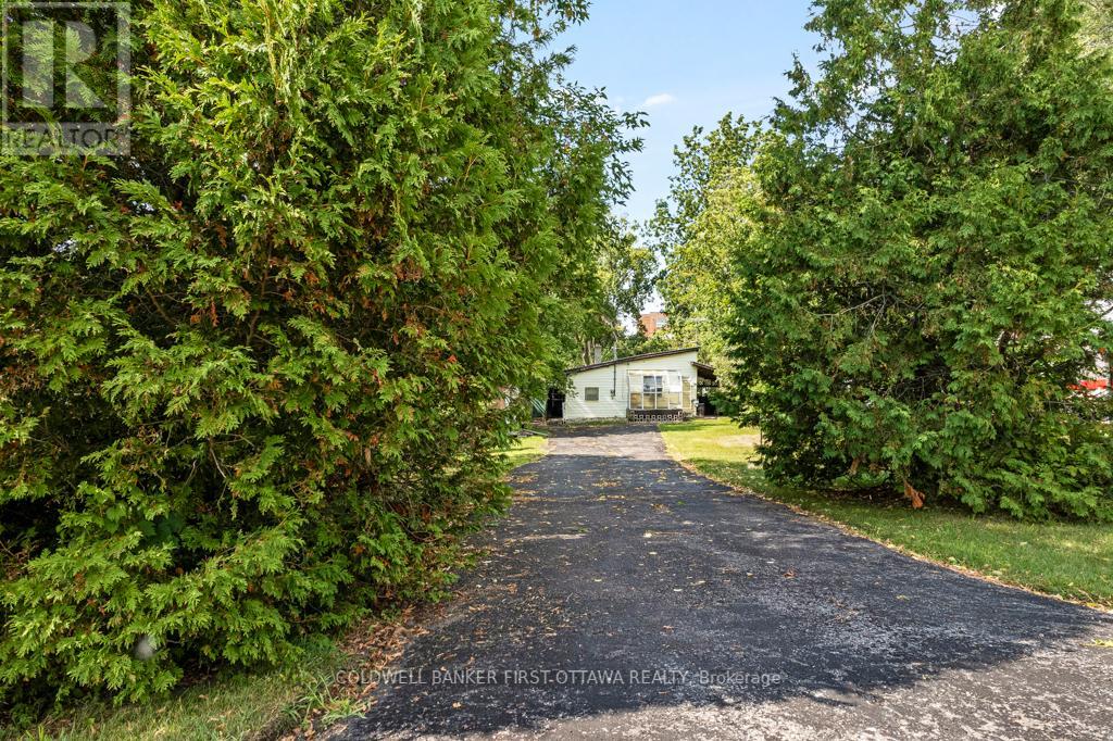 16 Jones St, Smiths Falls, ON K7A 3L5