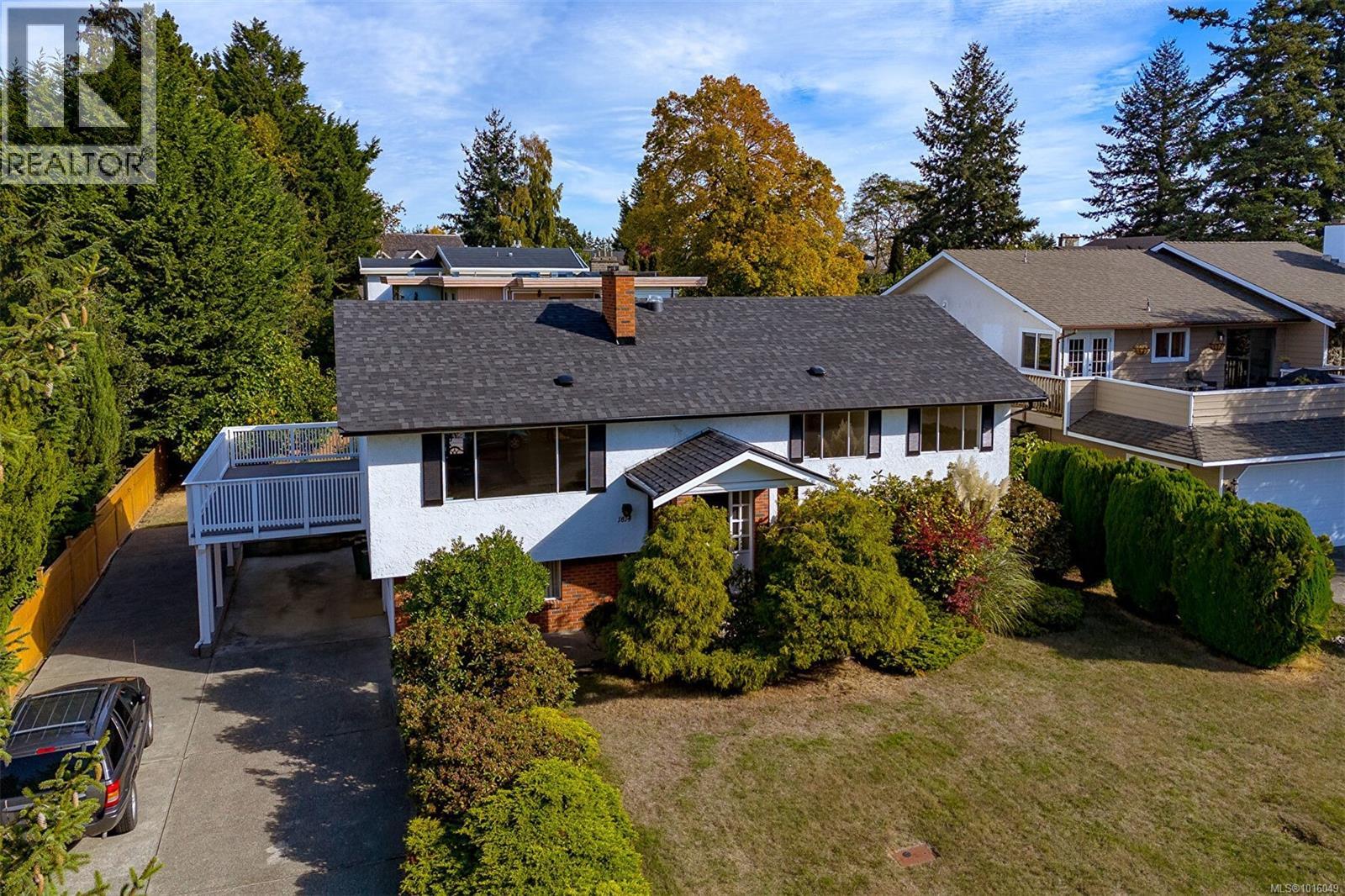 1814 Hillcrest Ave, Saanich, BC V8N 5R8