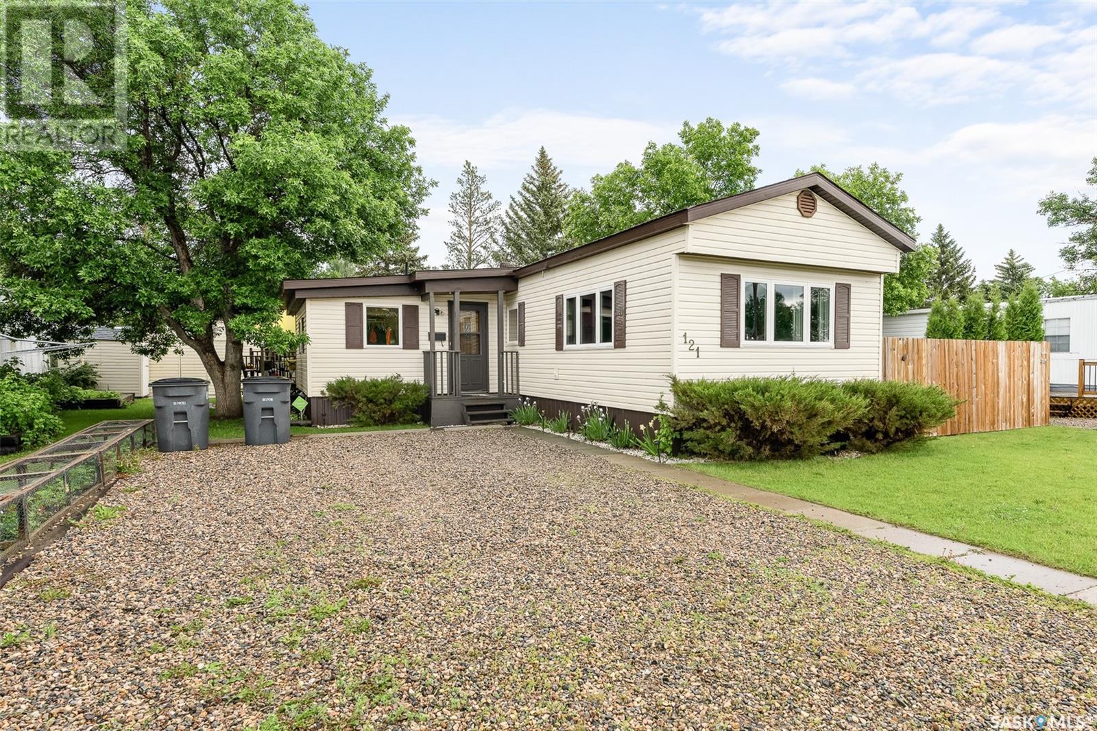 121 Larch St, Caronport, SK S0H 0S0