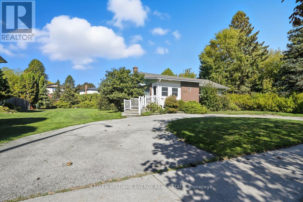 1864 Manning Rd, Whitby, ON L1N 6M9