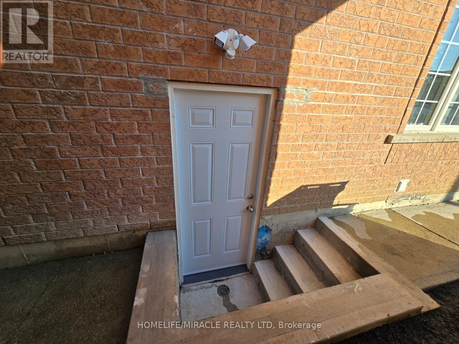 33 Atira Ave, Brampton, ON L7A 3V1