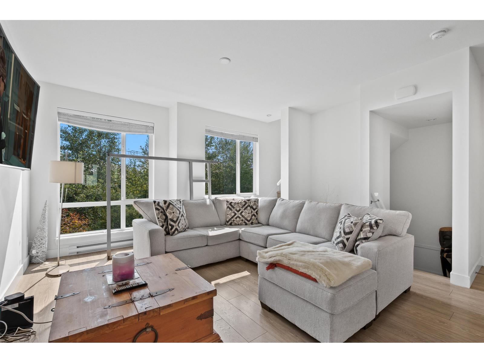 16433 19th Avenue Unit 8, Surrey, BC V4A 9M5