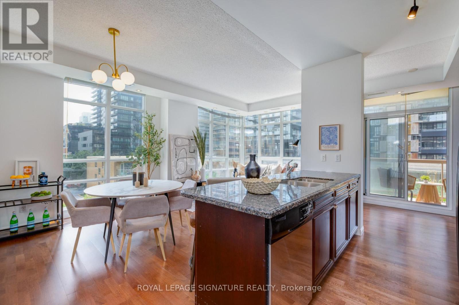 502 900 Mount Pleasant Rd, Toronto, ON M4P 3J9