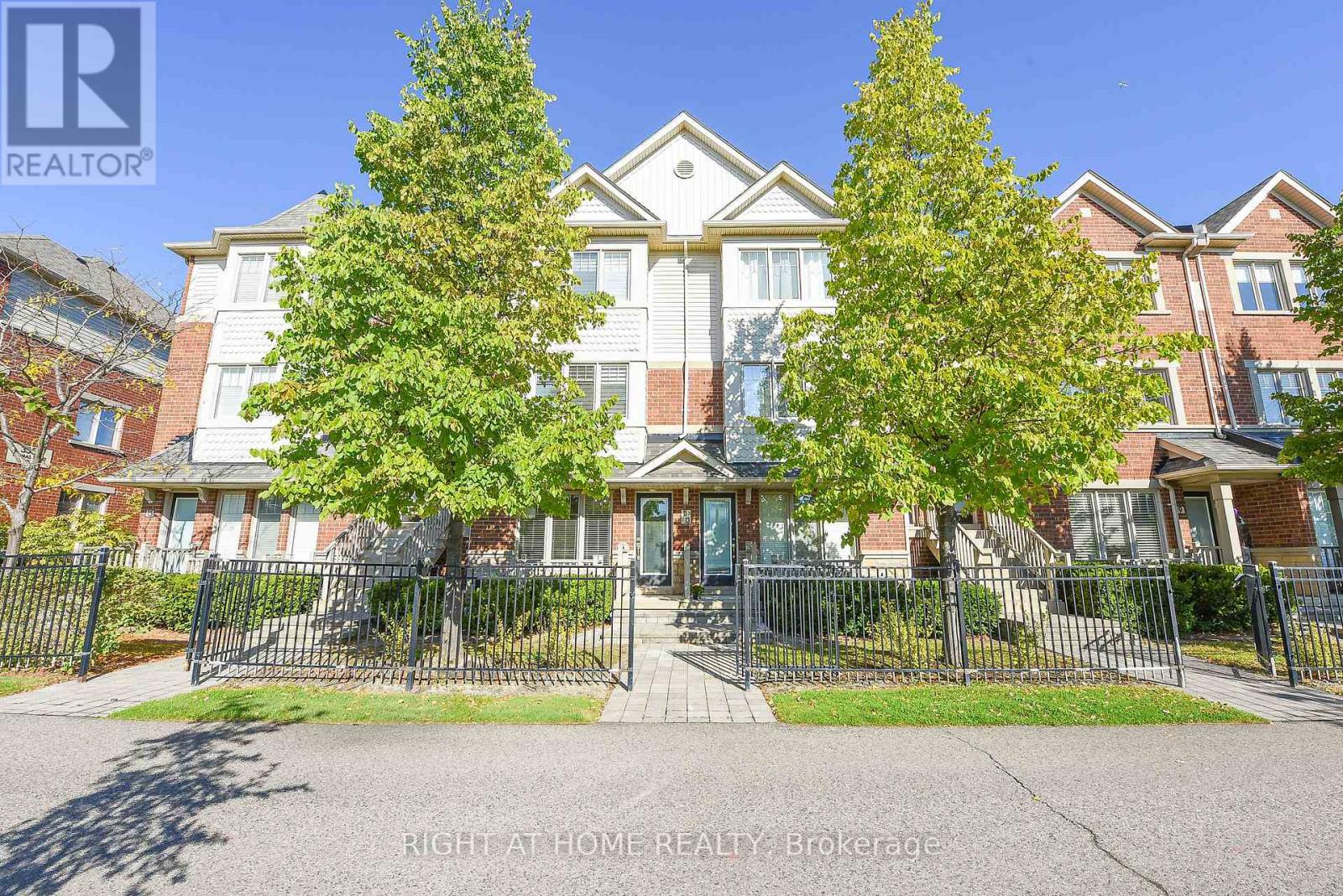 13 3335 Thomas St, Mississauga, ON L5M 0P7