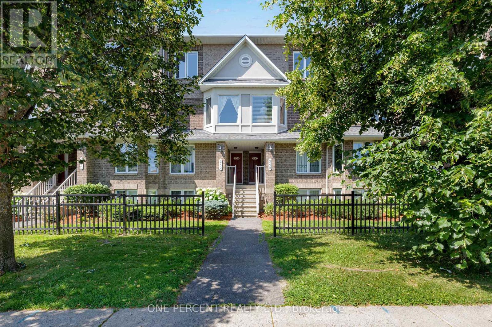 3 250 Cresthaven Dr, Ottawa, ON K2G 6W4
