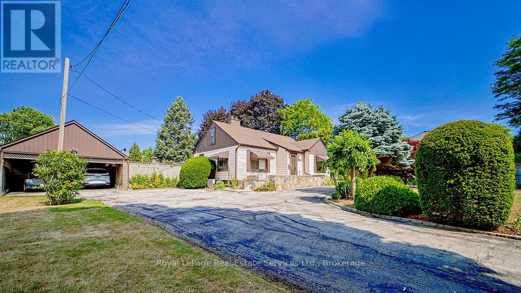 3039 Lakeshore Rd W, Oakville, ON L6L 1J2