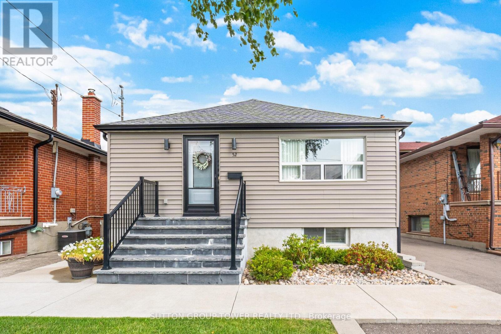52 Plewes Rd, Toronto Downsview-roding-cfb, ON M3K 1K5
