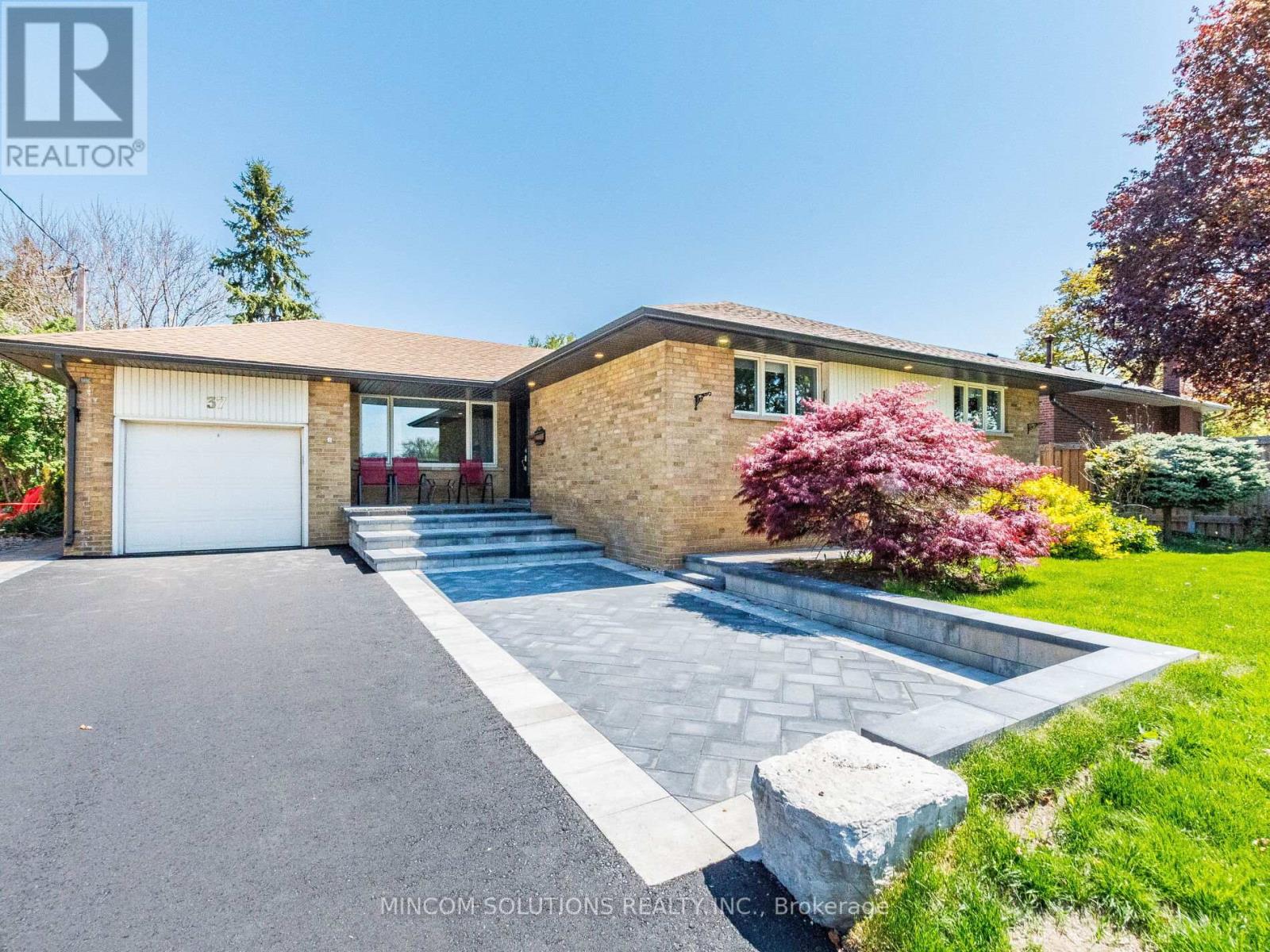 37 Suburban Dr, Mississauga, ON L5N 1C5