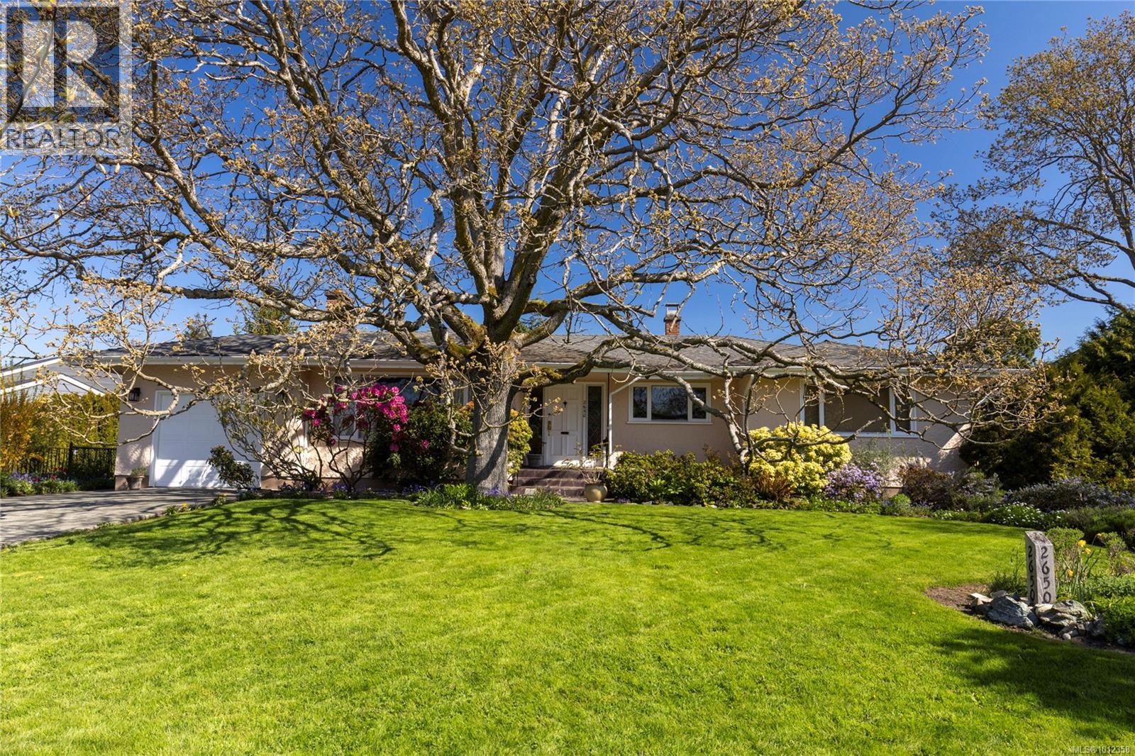 2650 Dorset Rd, Oak Bay, BC V8R 3N1