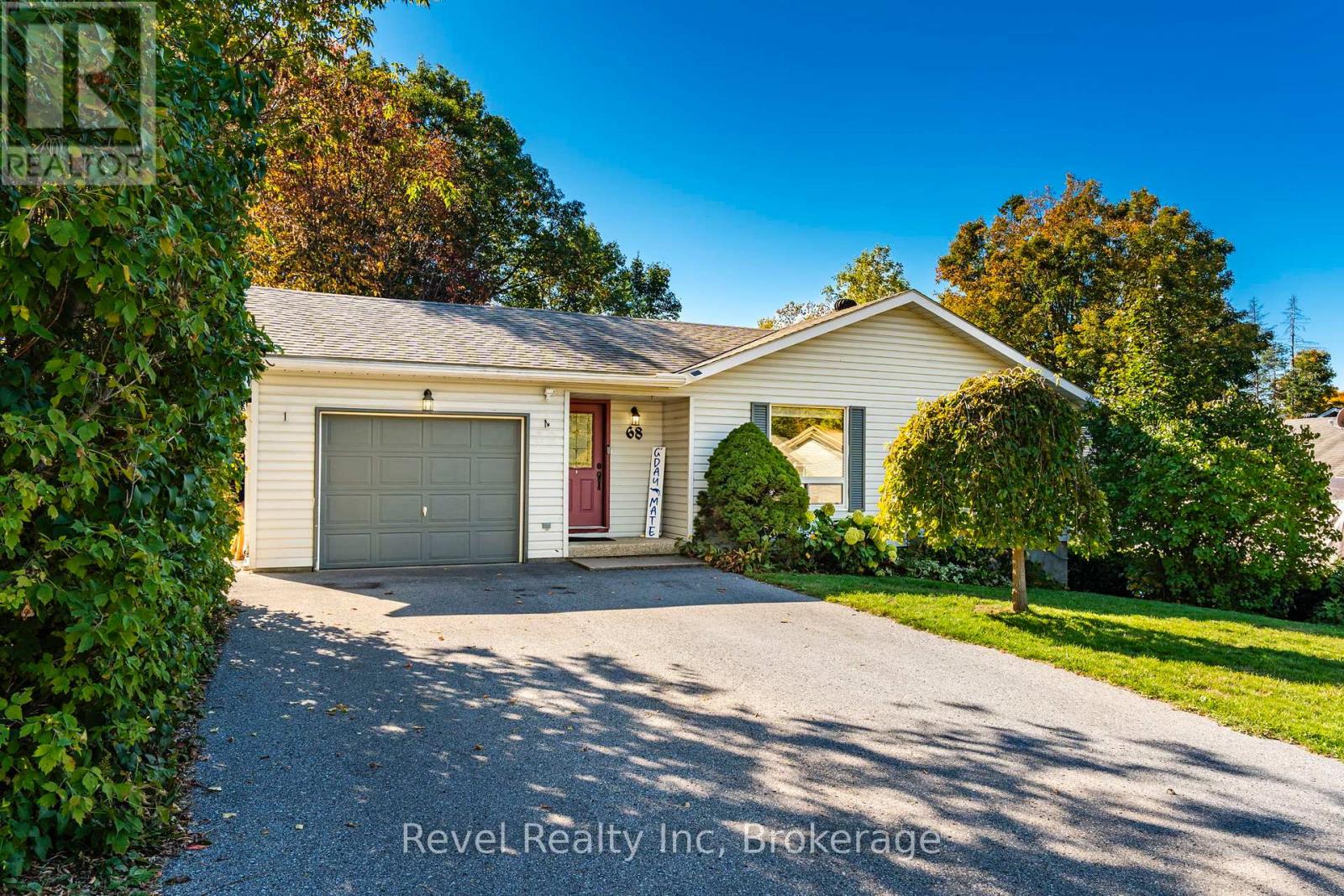 68 Broad St, Penetanguishene, ON L9M 1G2