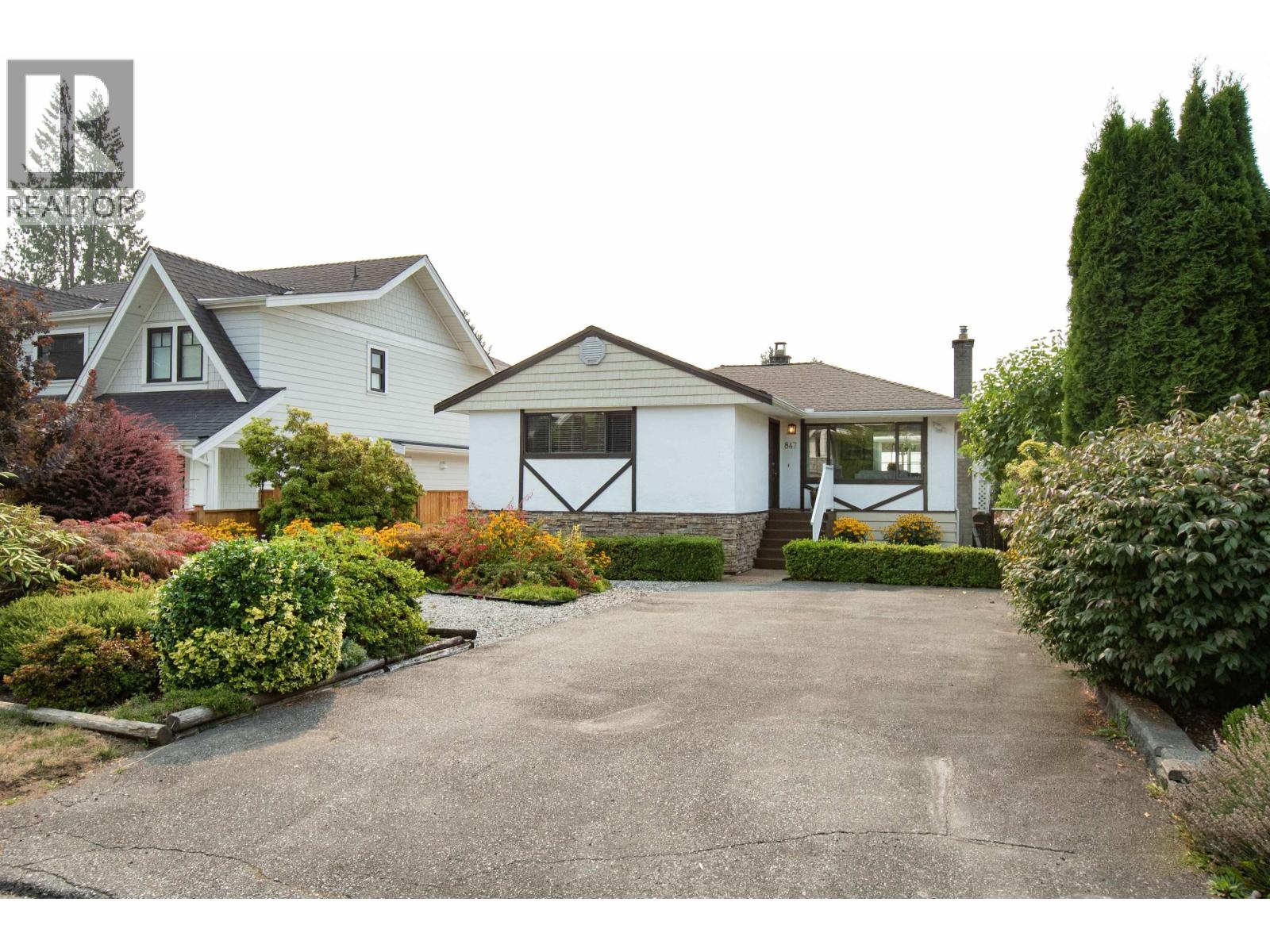 847 E 13th St, North Vancouver, BC V7L 2M8