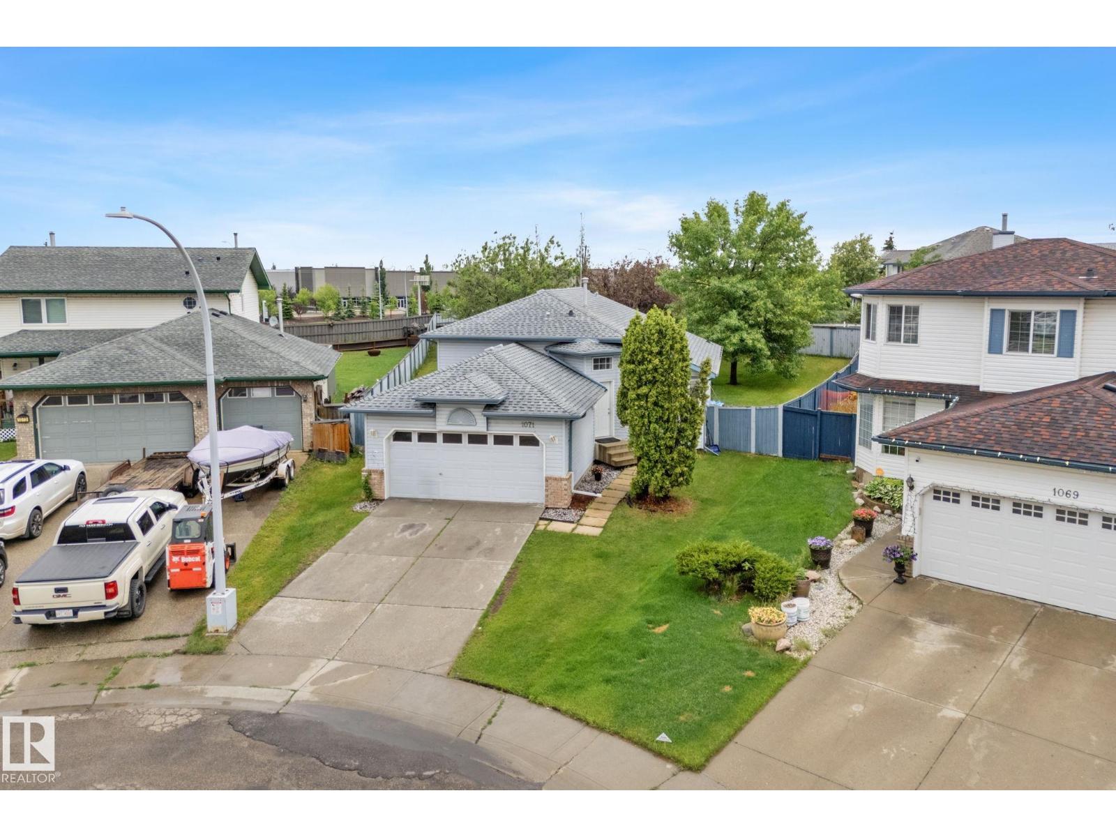 1071 Jones Cr NW, Edmonton, AB T6L 6Y1