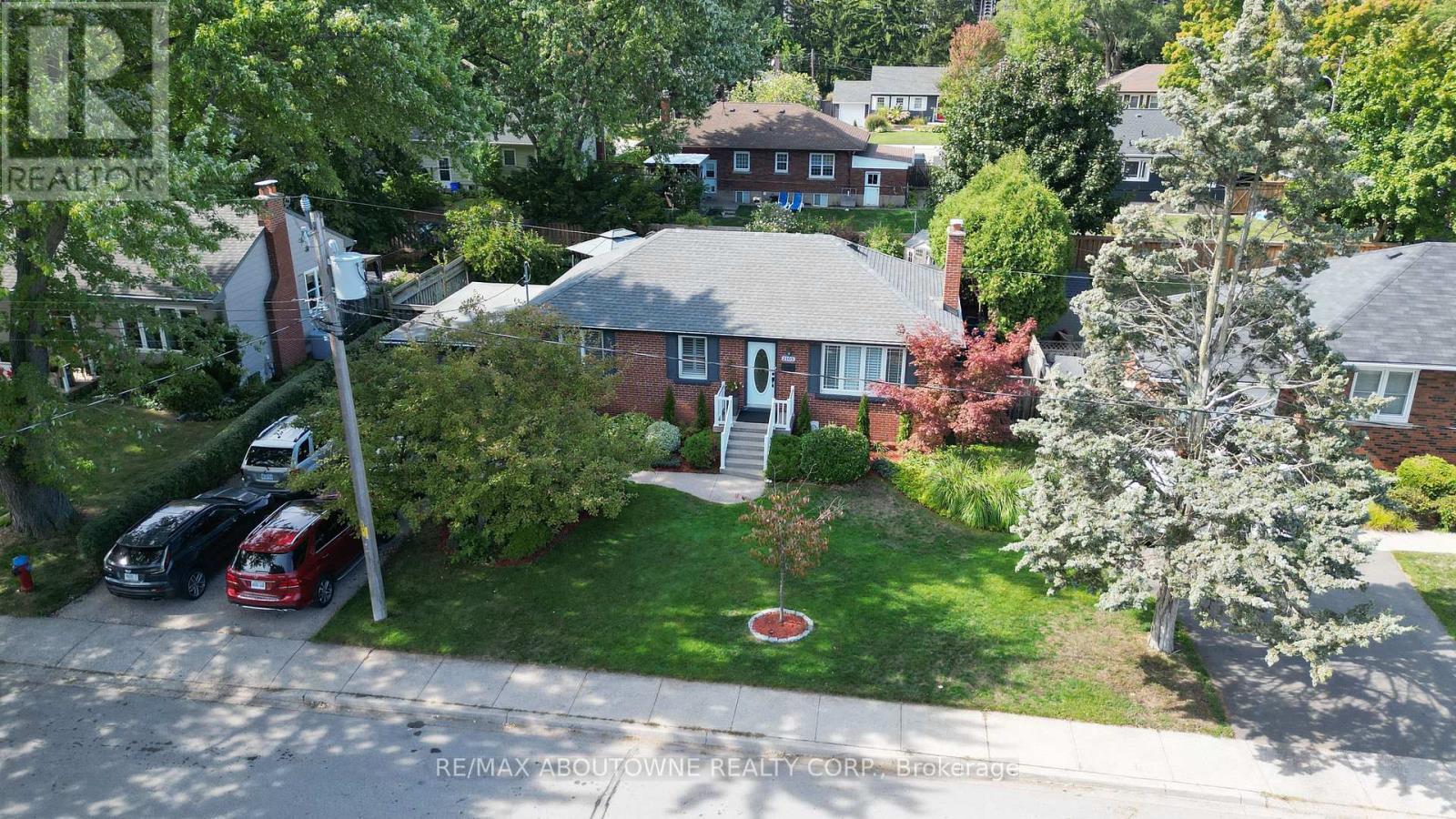 2105 Maplewood Dr, Burlington, ON L7R 2C6