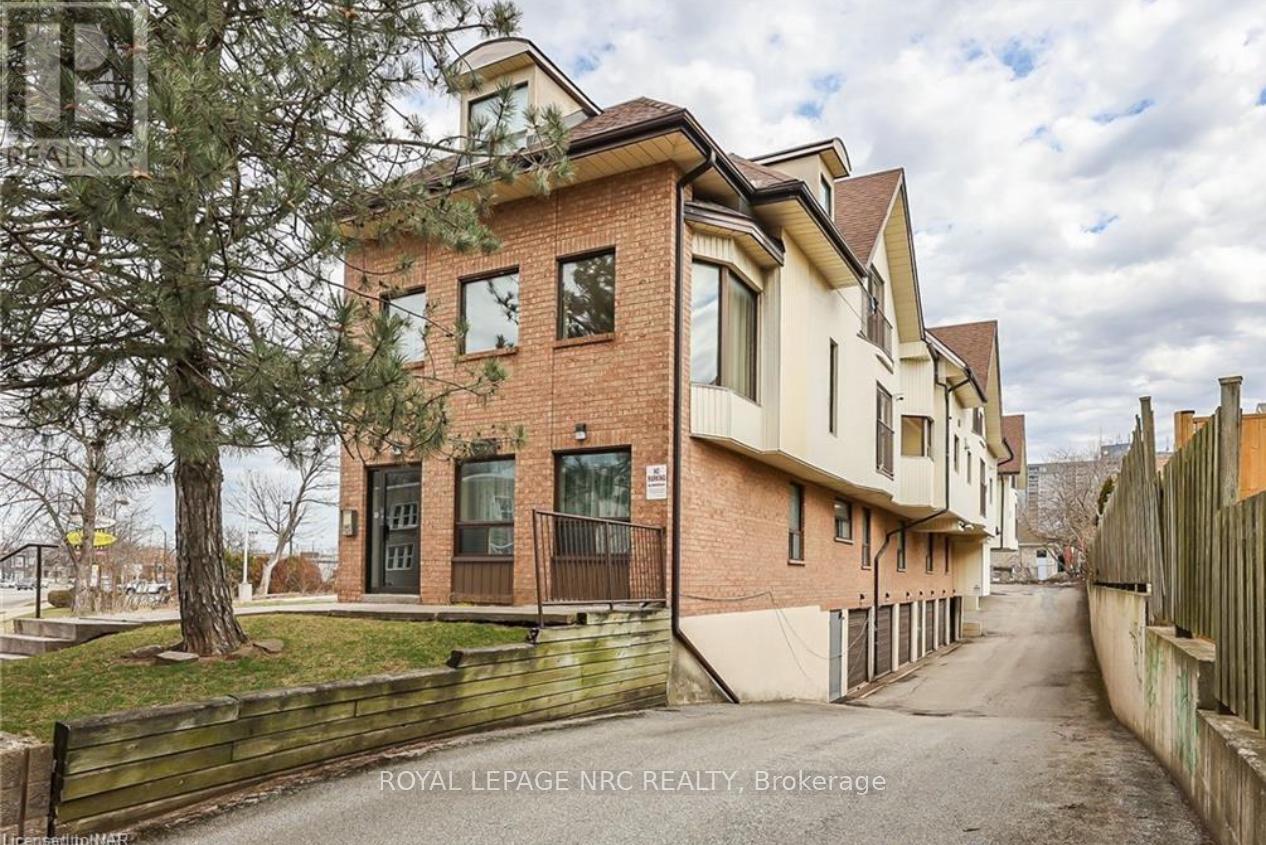302 4872 Valley Way, Niagara Falls, ON L2E 1W3