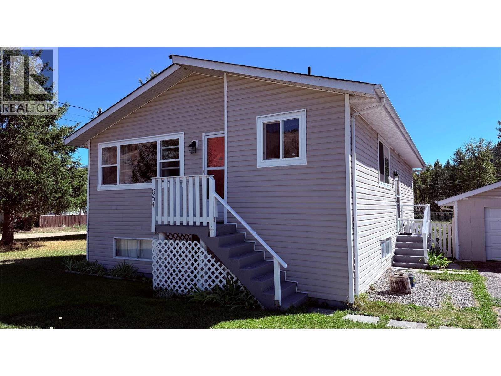 654 Sixth Ave, Midway, BC V0H 1M0