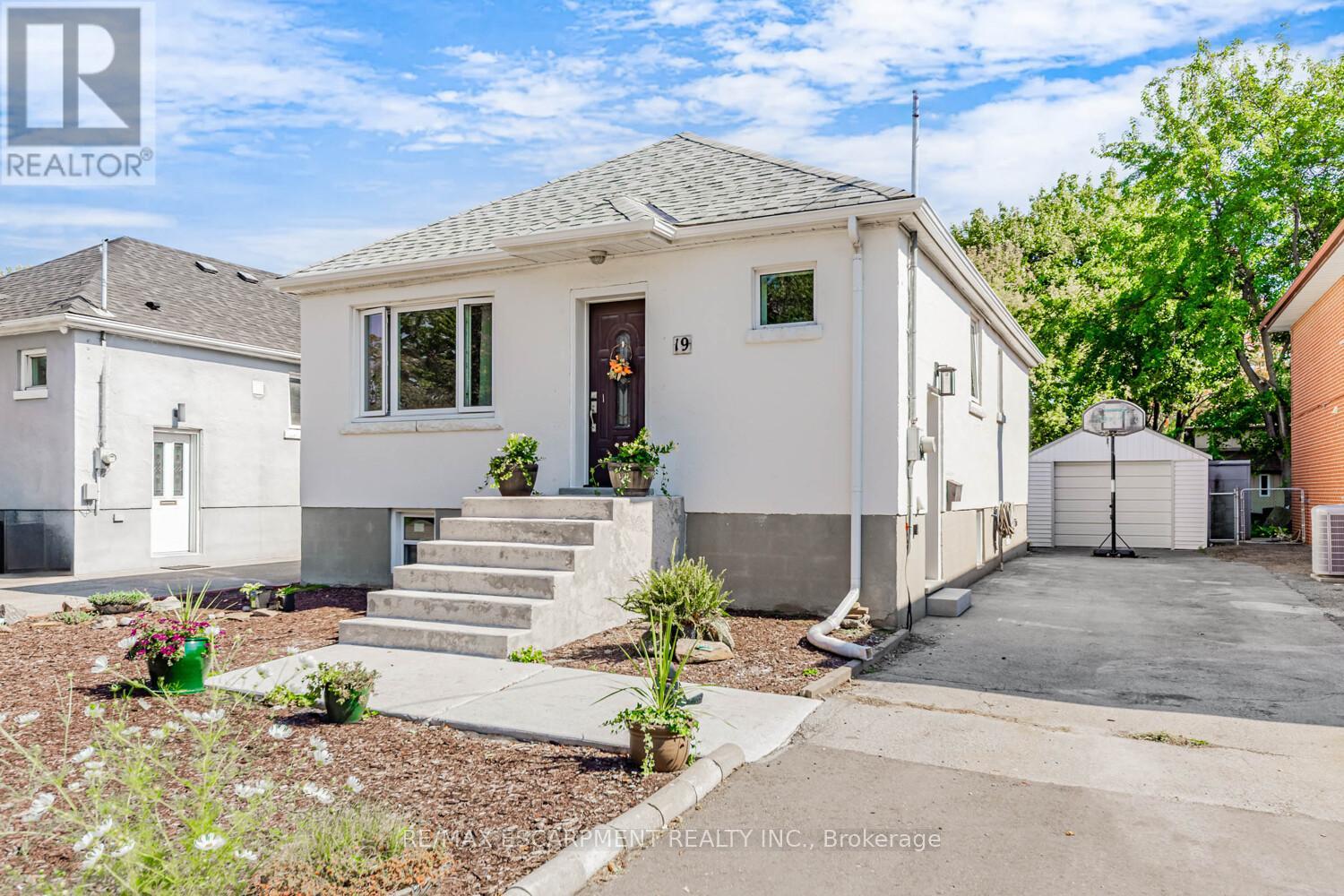 19 Stock Ave, Toronto, ON M8Z 5C3