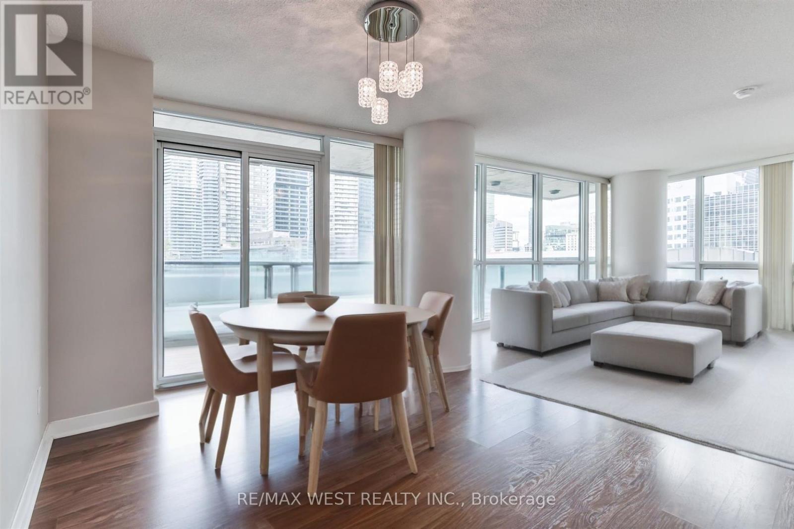 903 33 Bay St, Toronto, ON M5J 2Z3
