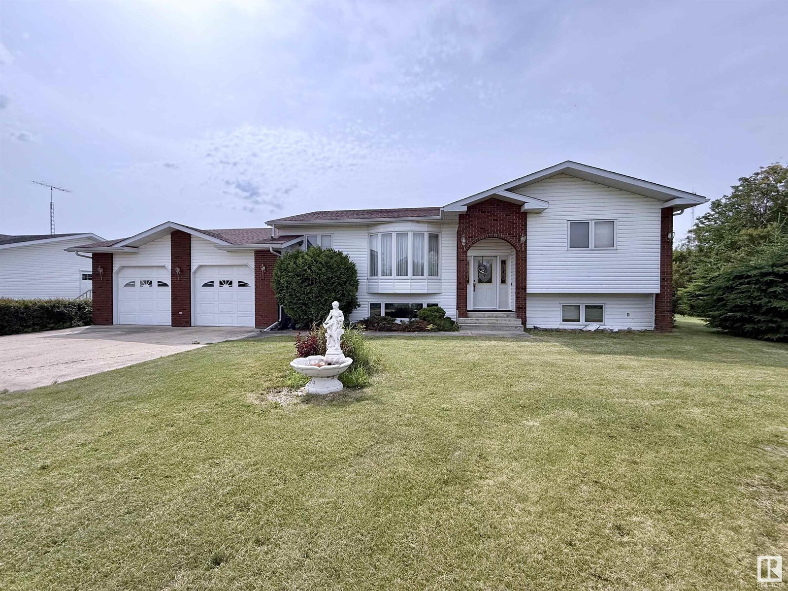 3711 Railway Ave, Mallaig, AB T0A 2K0