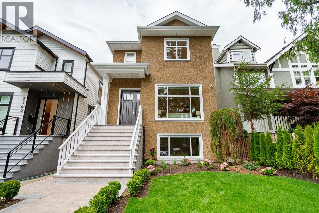 2561 W 2nd Ave, Vancouver, BC V6K 1J7