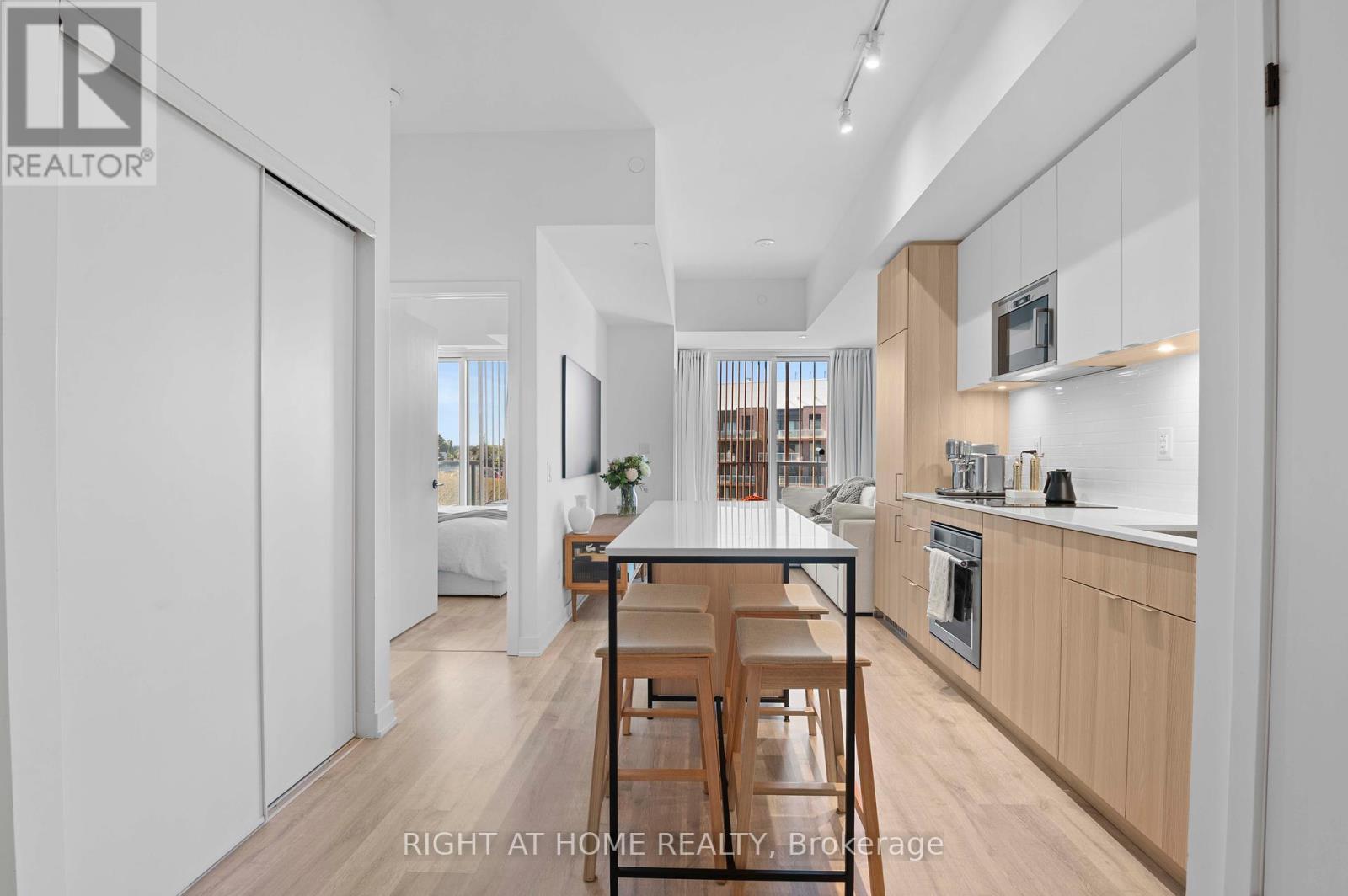 403 220 Missinnihe Way, Mississauga Port Credit, ON L5H 0A9