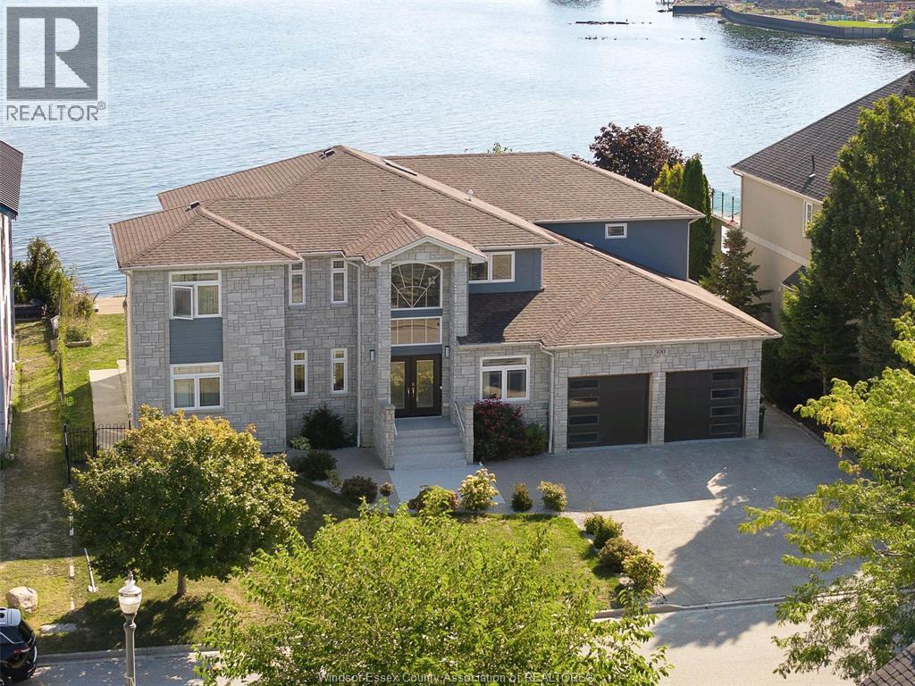 300 Shoreview Cir, Windsor, ON N8P 1M7
