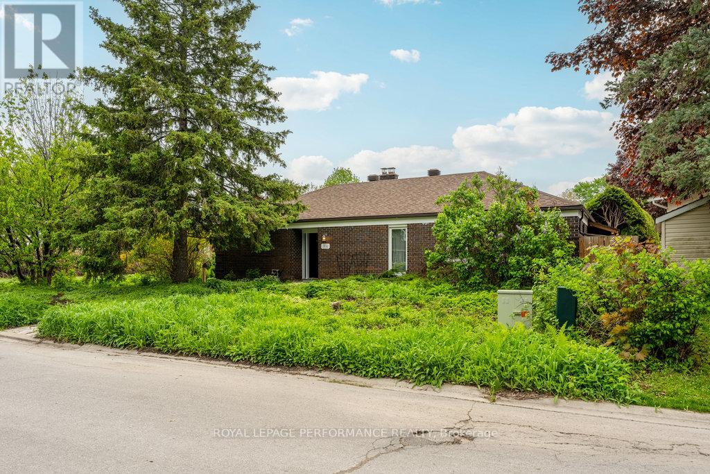1932 Marquis Ave, Ottawa, ON K1J 8J2