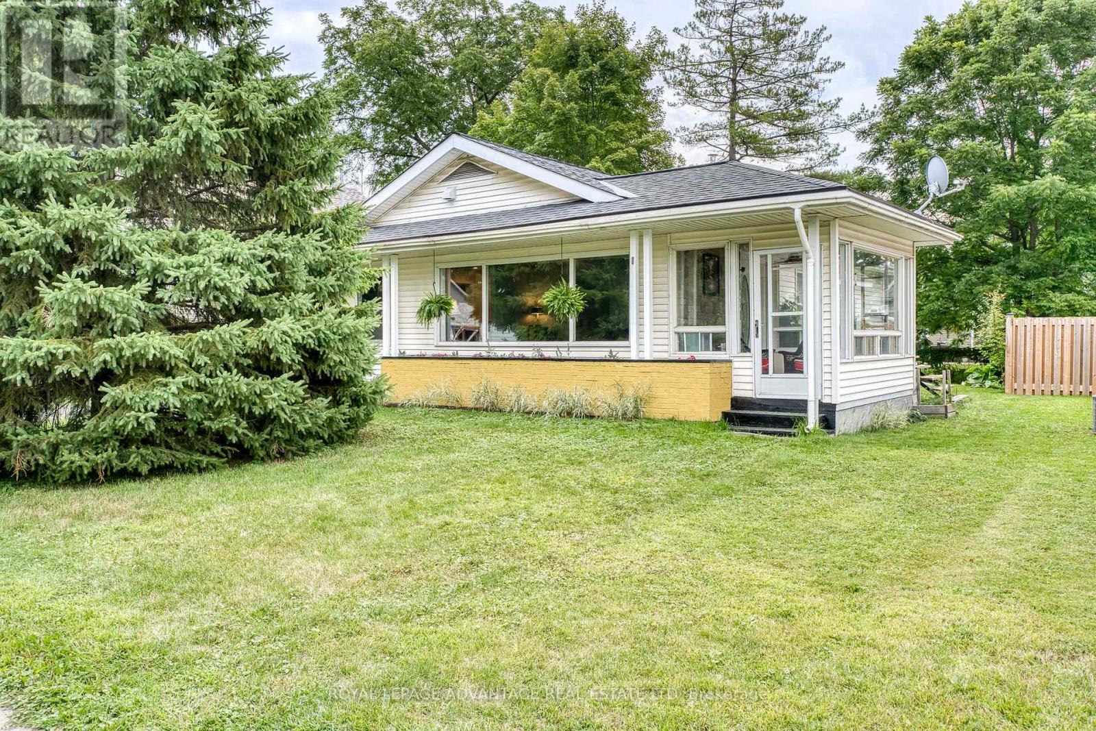 8 George Ave, Perth, ON K7H 2Y6
