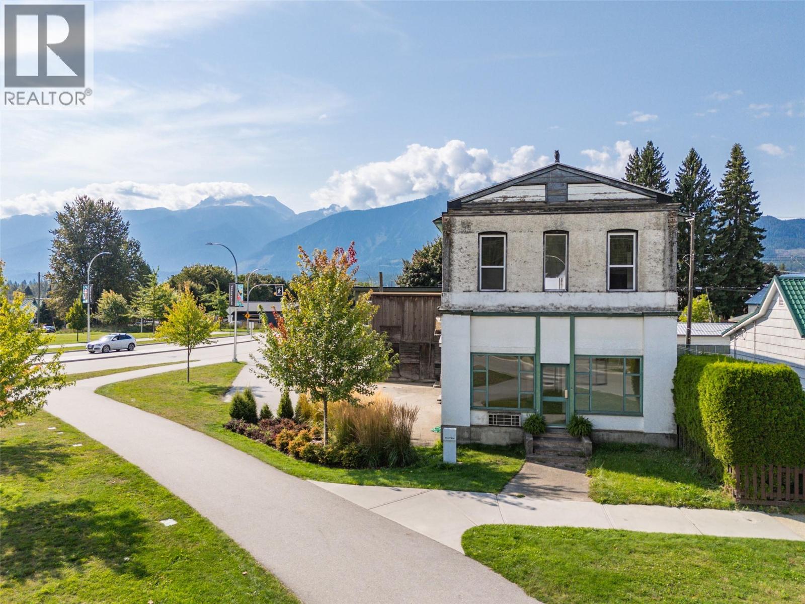 519 Fourth St E, Revelstoke, BC V0E 2S0