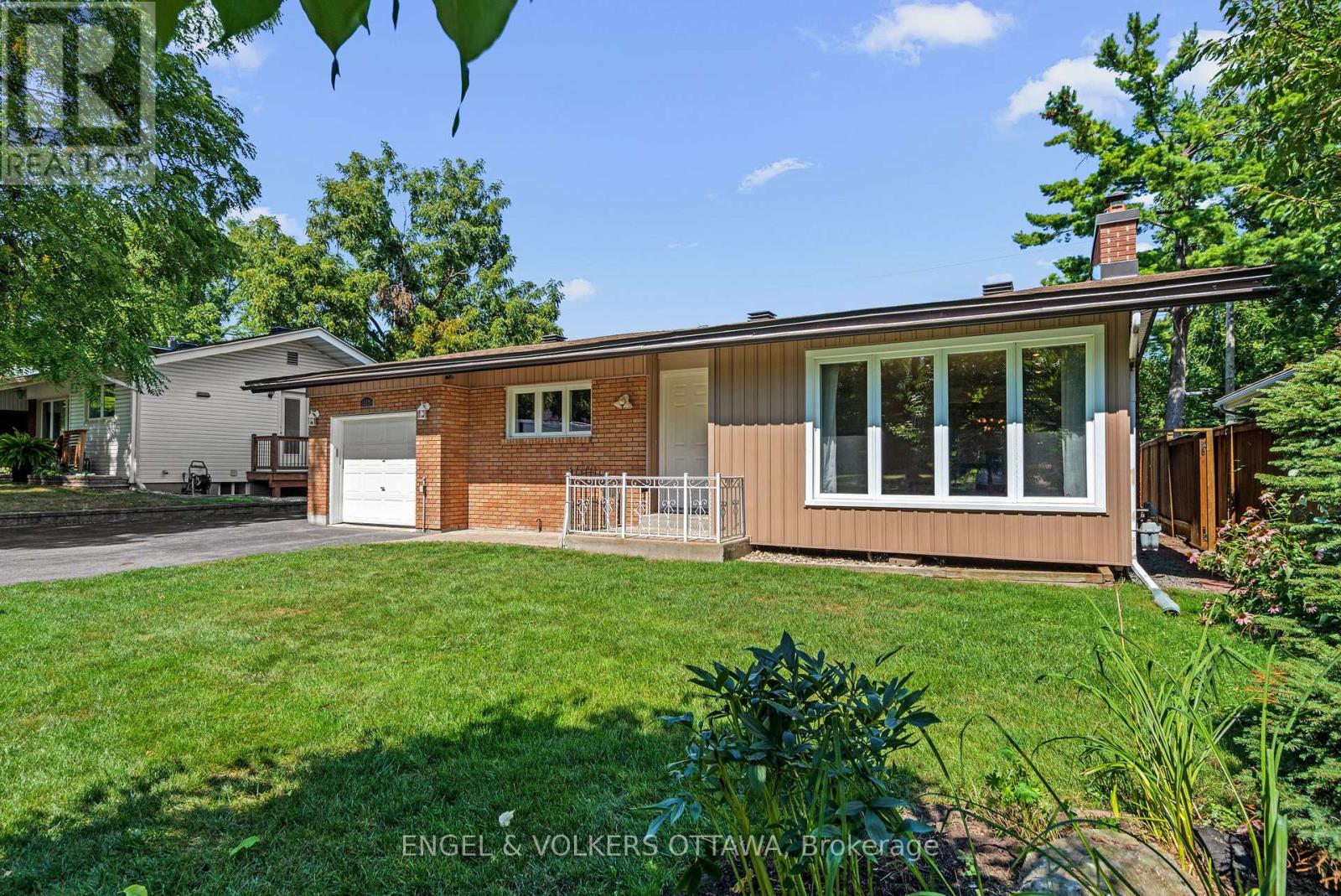 337 Mountbatten Ave, Ottawa, ON K1H 5W2