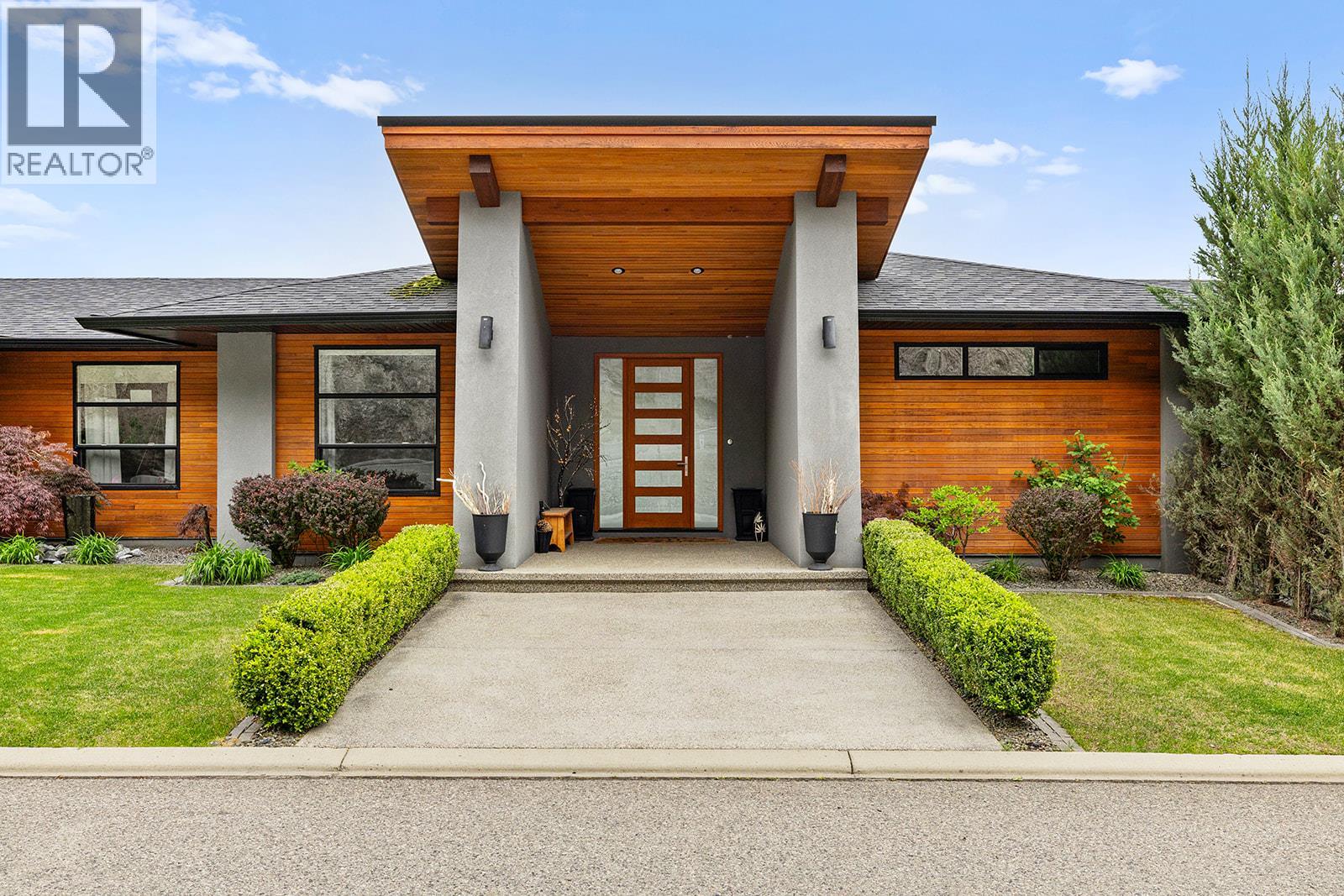 718 Highpointe Dr, Kelowna, BC V1V 2Y1
