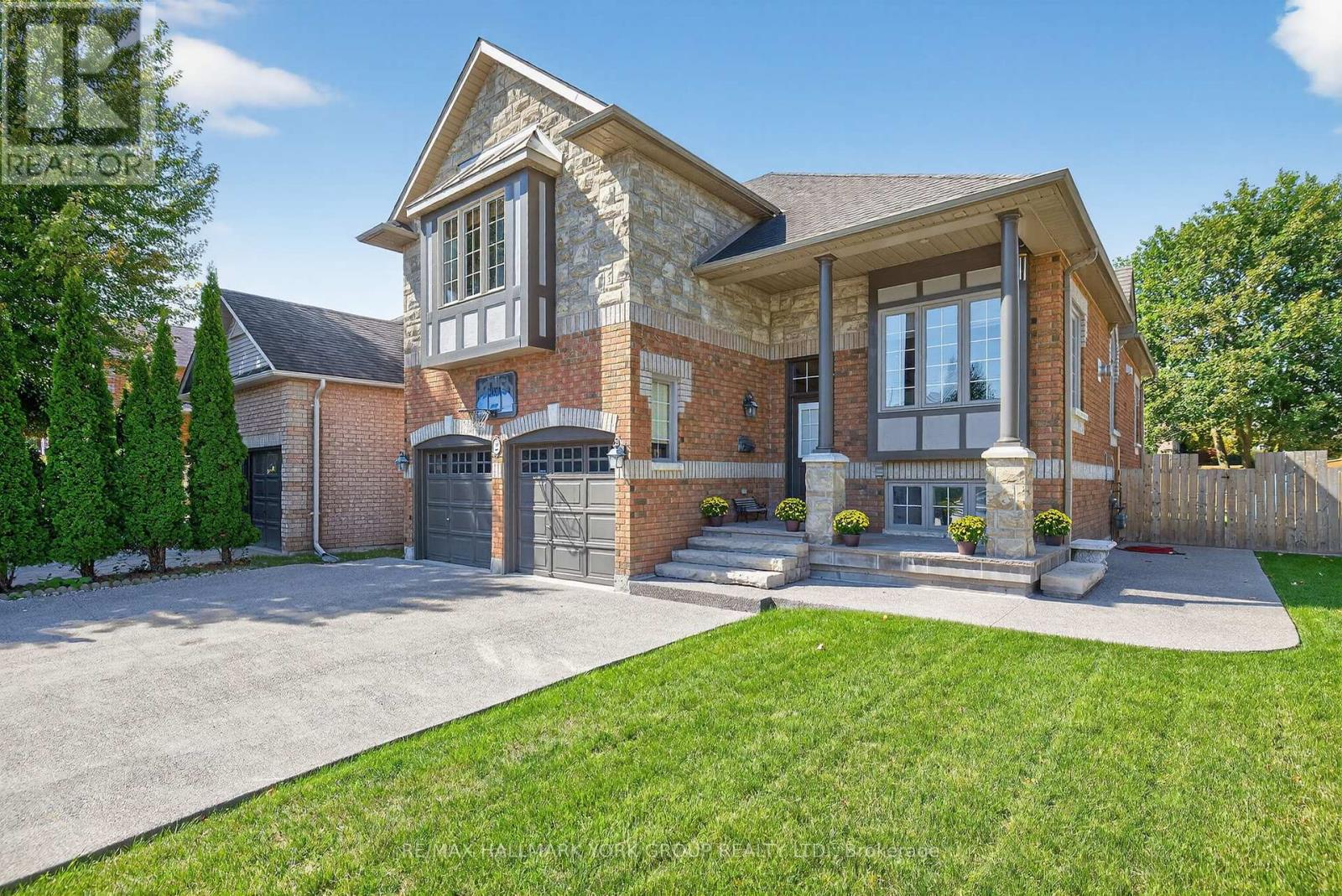 2 Hadley Ct, Aurora, ON L4G 7E5