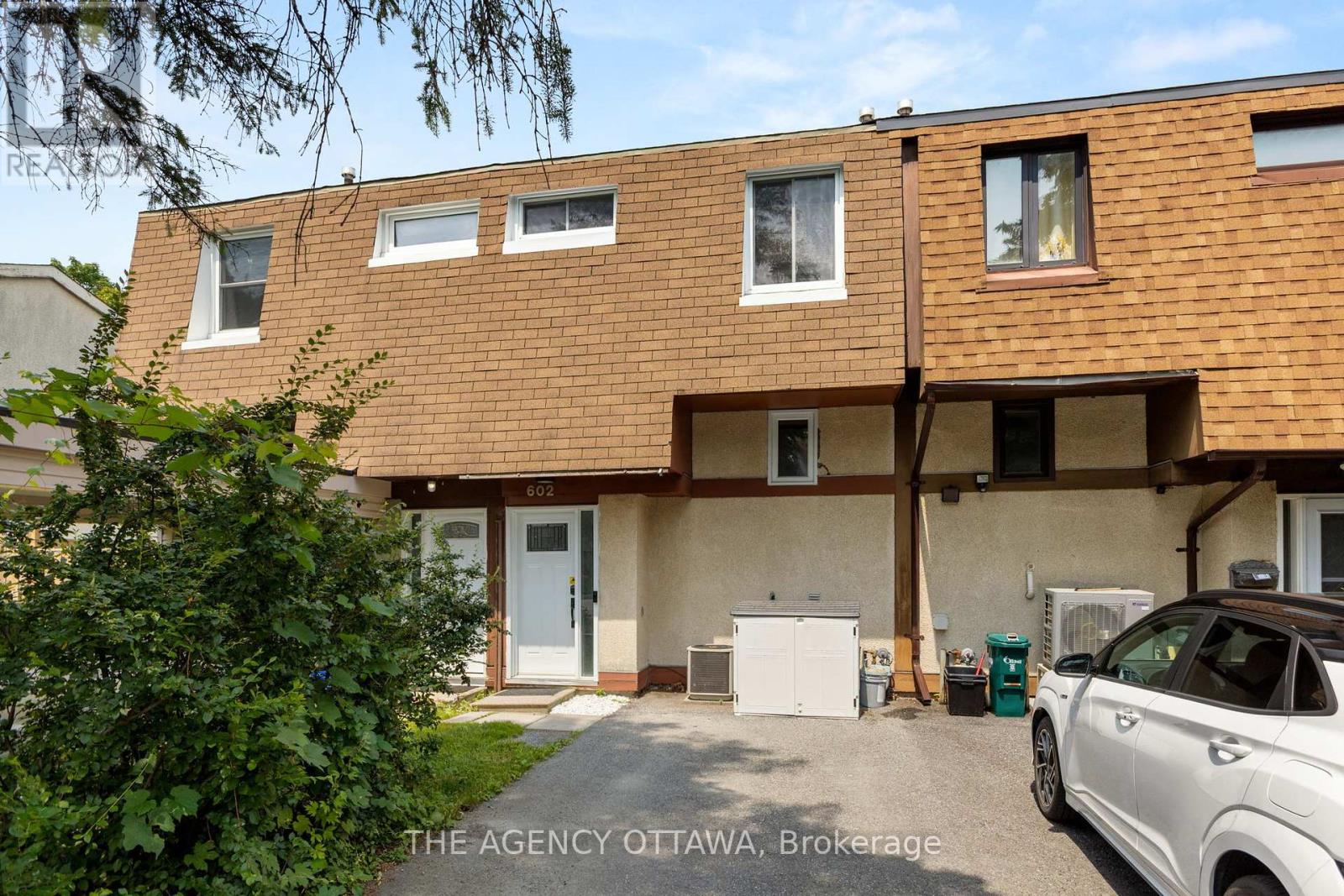 602 Seyton Dr, Ottawa, ON K2H 7X5