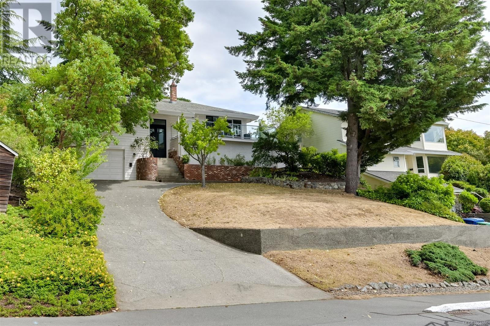 632 Cairndale Rd, Victoria, BC V9C 2R2