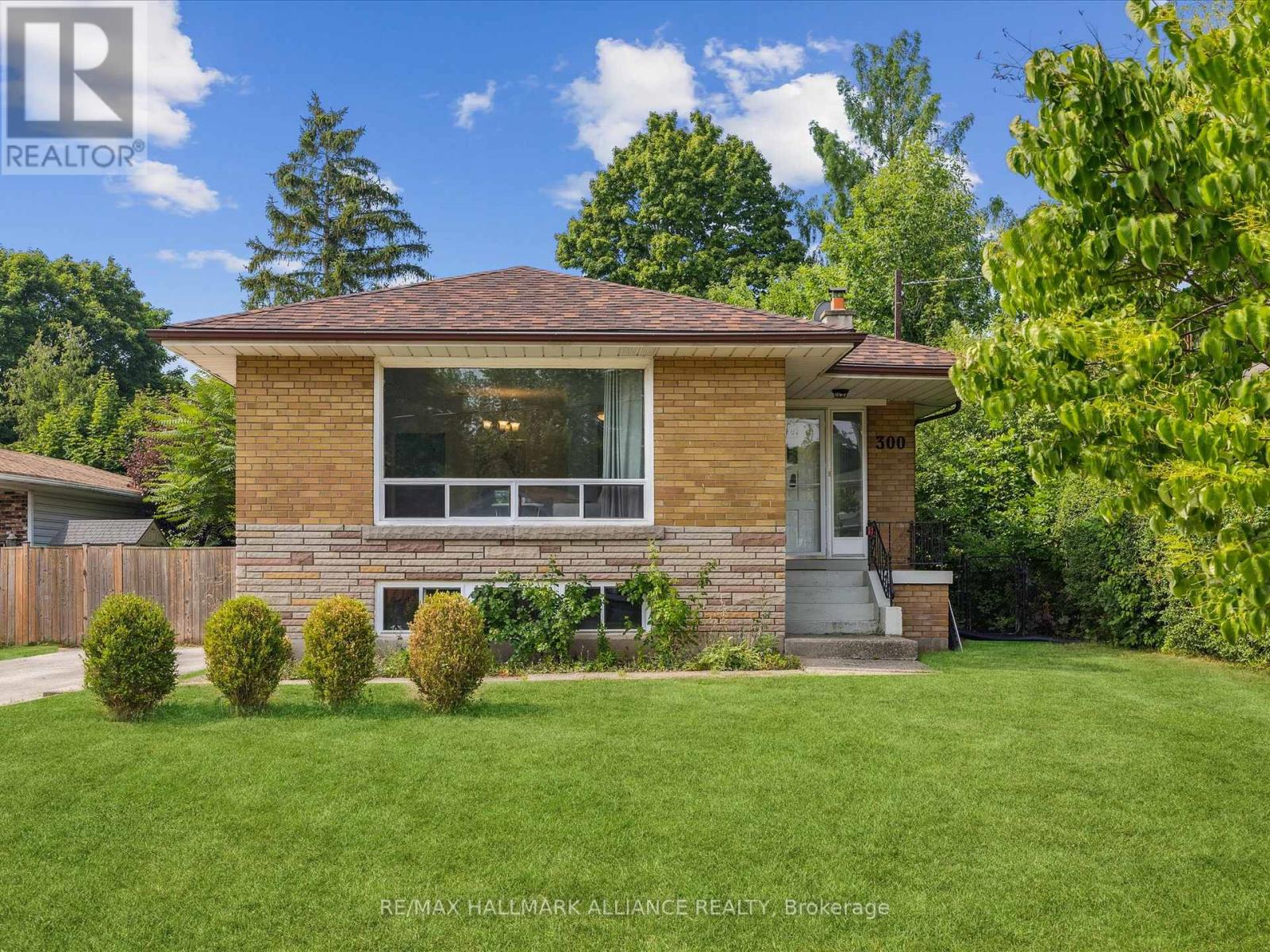 300 Burton Rd, Oakville, ON L6K 2K8