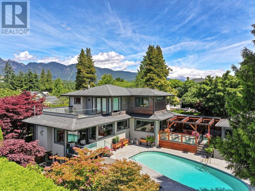 990 Jefferson Ave, West Vancouver, BC V7T 2A4