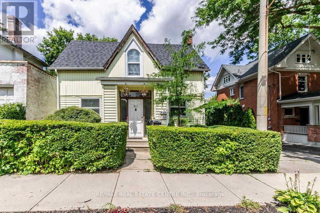 215-217 Queen St, Milton, ON L9T 1K3
