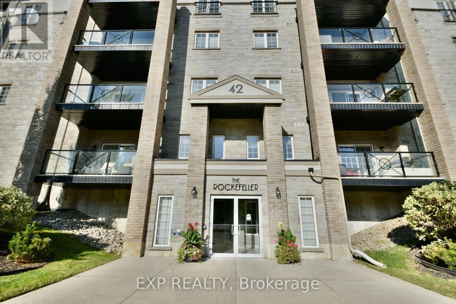 101 42 Ferndale Dr S, Barrie, ON L4N 2M5