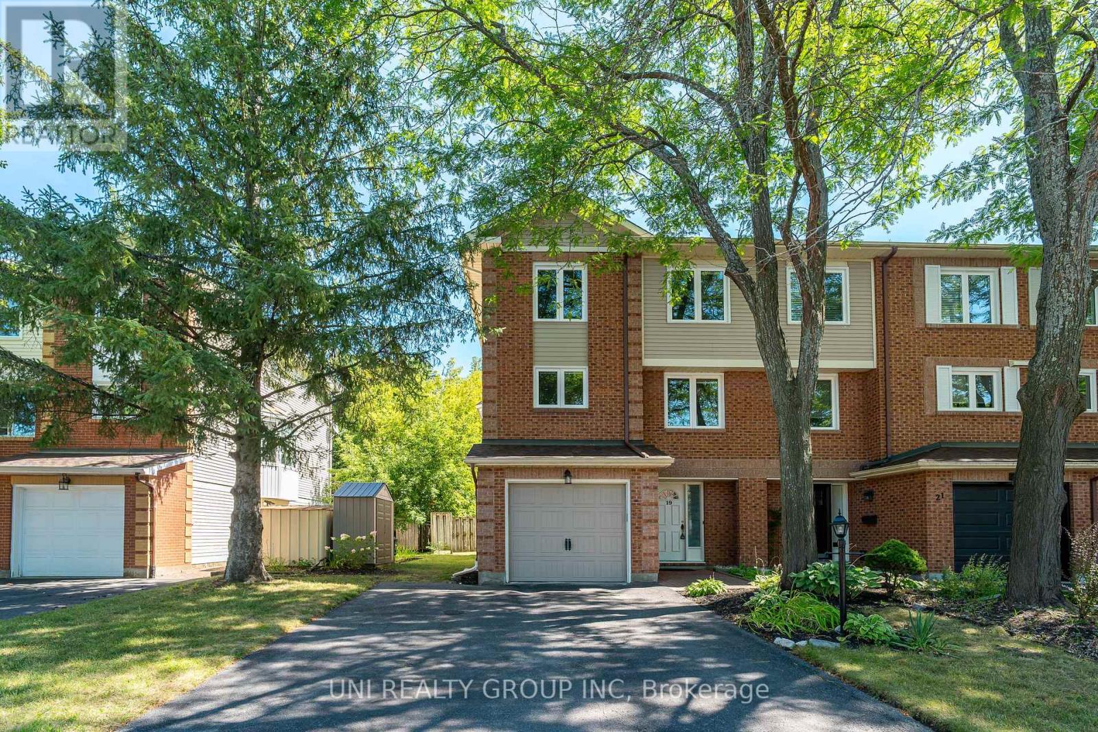 19 Arbordale St, Ottawa, ON K2G 5C7
