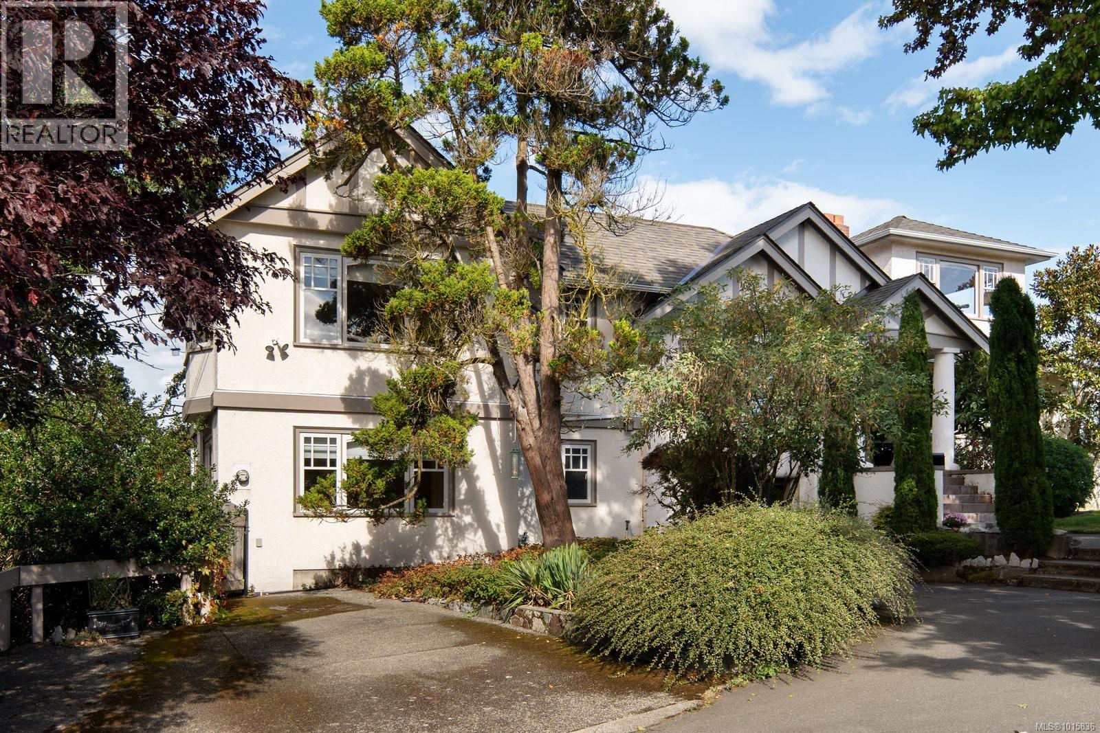 2162 Brighton Ave, Oak Bay, BC V8S 2E7