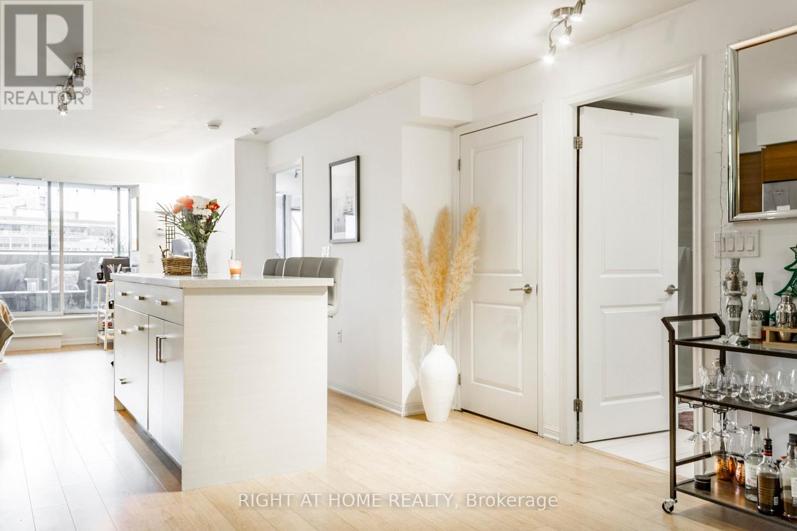 214 125 Western Battery Rd W, Toronto, ON M6K 3R8