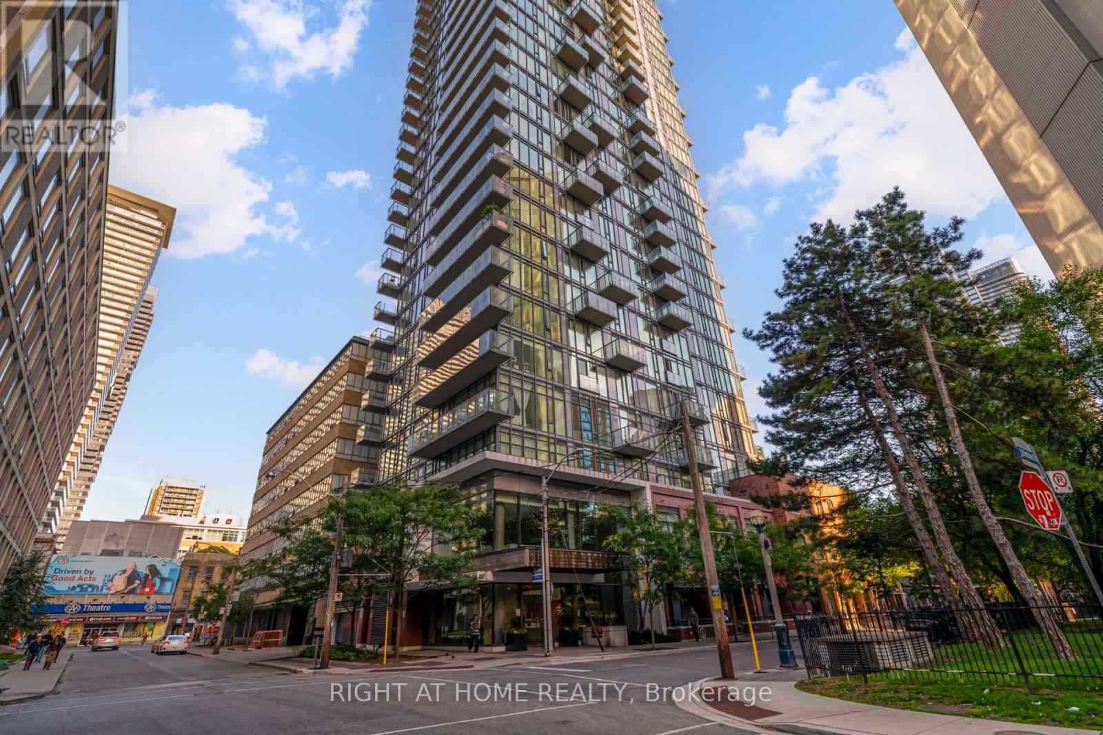 1109 75 St Nicholas St, Toronto, ON M4Y 0A5